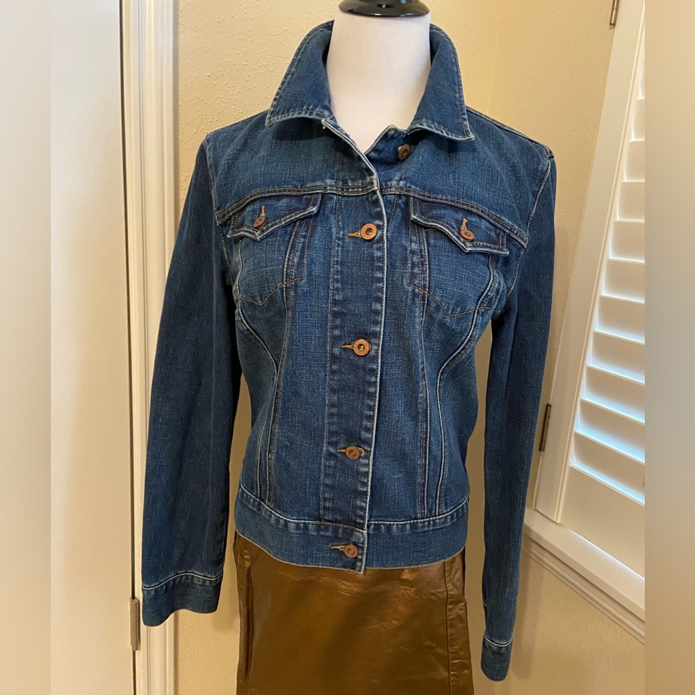GAP DENIM JACKET in excellent preowned condition. Size L
